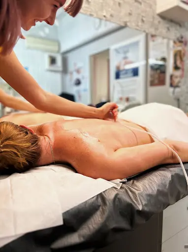 Ședință de masaj cu electrostimulare la New Body Salon Iași